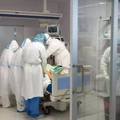 Un paciente de covid es atendido por personal sanitario Un paciente de covid es atendido por personal sanitario