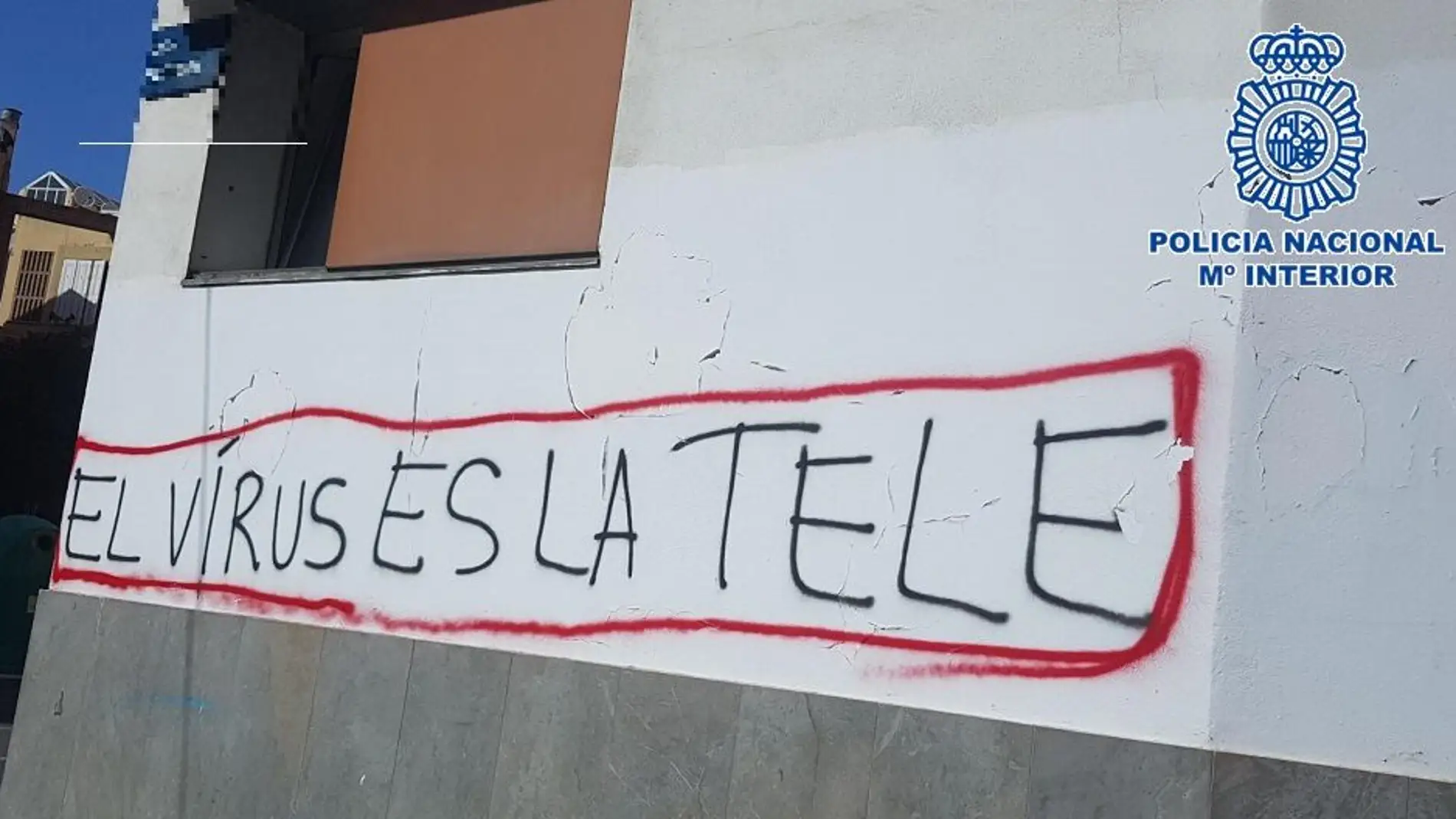 Detienen en Málaga a un anciano de 70 años por realizar más de un centenar de pintadas negacionistas en fachadas