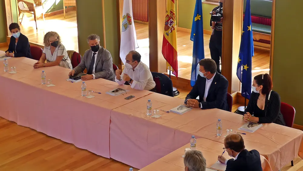 La Uni. Oviedo celebro Consejo Rectoral extraordinario en el Casino de Navia.