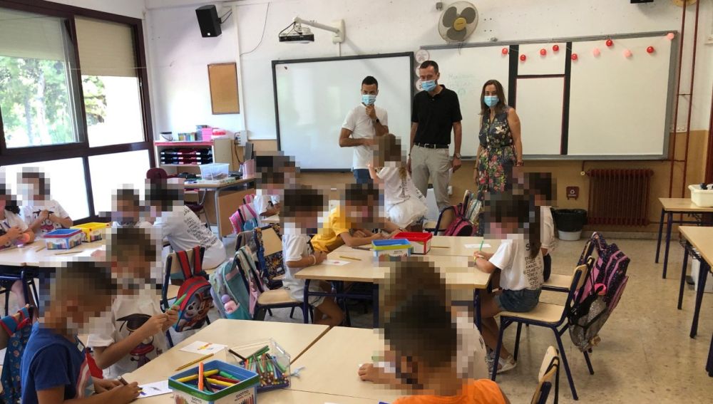 El alcalde de Elche y la concejala de Educación en una visita a un colegio de Elche.