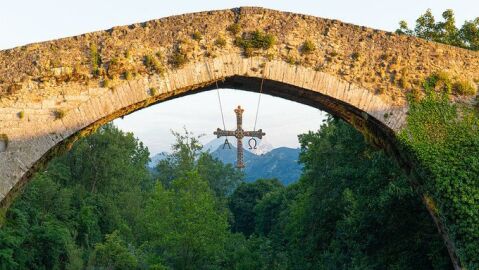 La Cruz de la Victoria en el puente de Cangas de On&iacute;s