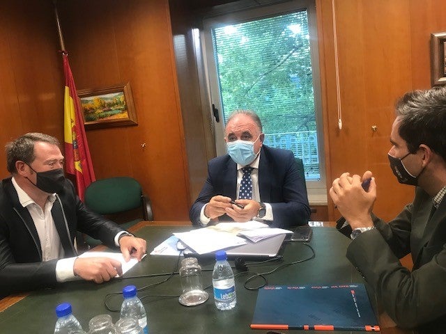 Osornillo se interesa por las ayudas de la Junta para mejorar el retablo y los entornos de la iglesia de San Cristobal Osornillo se interesa por las ayudas de la Junta para mejorar el retablo y los entornos de la iglesia de San Cristobal