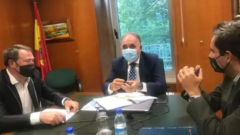 Osornillo se interesa por las ayudas de la Junta para mejorar el retablo y los entornos de la iglesia de San Cristobal Mundo Rural
