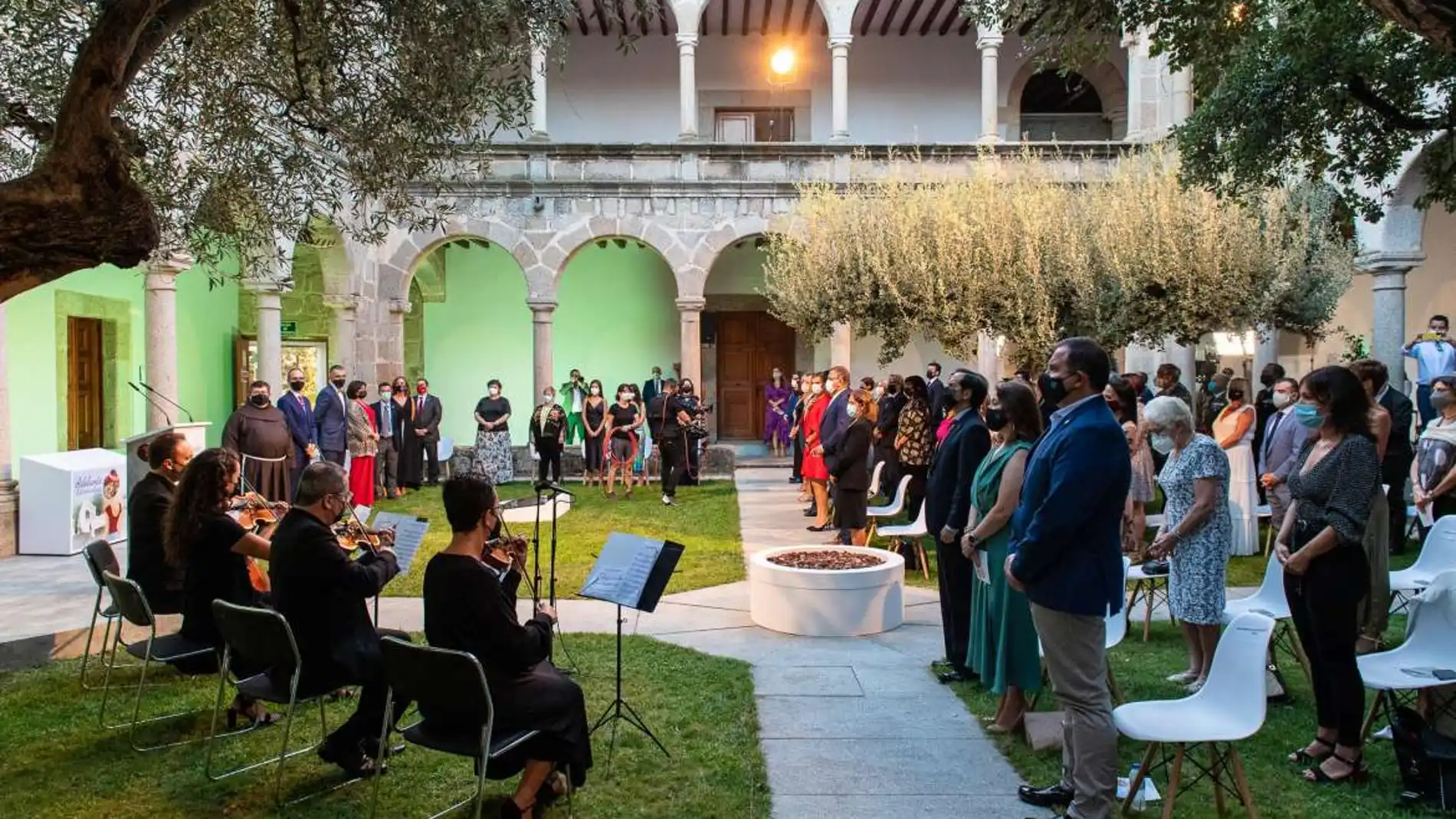 Las Medallas de Extremadura reconocen los valores del deporte, la educación y el emprendimiento en un recogido acto el claustro de Presidencia de la Junta