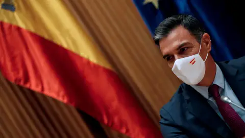 El presidente del Gobierno, Pedro Sánchez, durante la reunión con diputados, senadores y europarlamentarios del PSOE este miércoles en el Congreso EFE