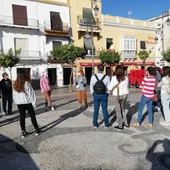 Turistas con una guía en la Plaza del Cabildo Turistas con una guía en la Plaza del Cabildo