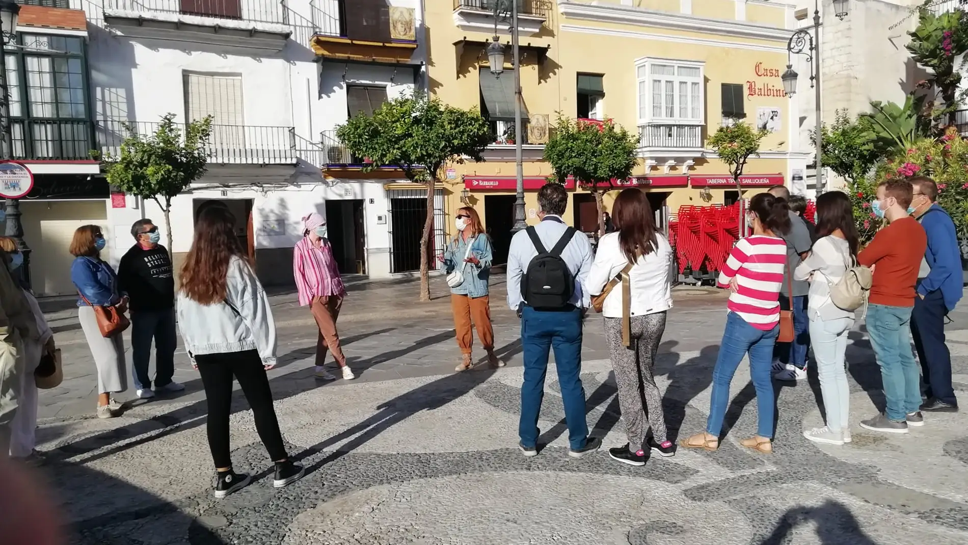 Turistas con una guía en la Plaza del Cabildo