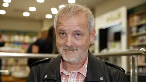 Muere Jordi Rebellón, el actor que interpretó al doctor Vilches en la serie 'Hospital Central' Muere Jordi Rebellón, el actor que interpretó al doctor Vilches en la serie 'Hospital Central'