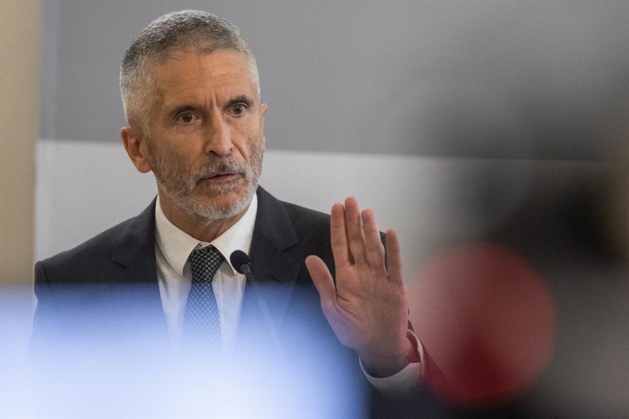 Grande-Marlaska califica como "hecho anecdótico" la falsa denuncia homófoba y pide "no frivolizar los delitos de odio" Grande-Marlaska califica como "hecho anecdótico" la falsa denuncia homófoba y pide "no frivolizar los delitos de odio"