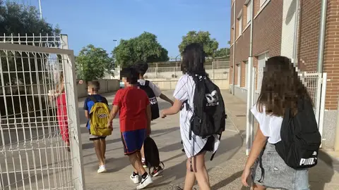 Estudiantes accediendo a un centro docente de Crevillent. Estudiantes accediendo a un centro docente de Crevillent.