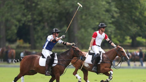 La familia real brit&aacute;nica jugando a polo
