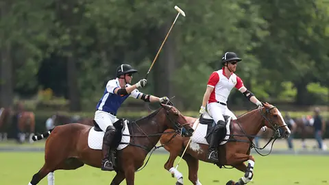 La familia real británica jugando a polo La familia real británica jugando a polo
