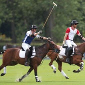 La familia real británica jugando a polo