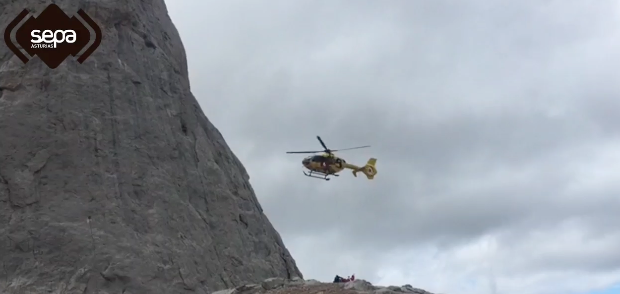 Rescatado en Cabrales un montañero herido en una pierna Rescatado en Cabrales un montañero herido en una pierna