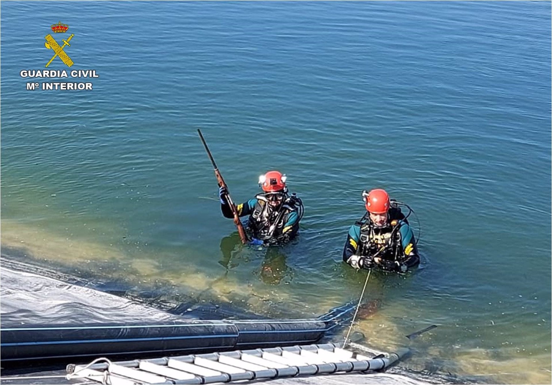 La Guardia Civil detiene a cinco hombres por el robo de armas que escondieron en un embalse de Monóvar La Guardia Civil detiene a cinco hombres por el robo de armas que escondieron en un embalse de Monóvar