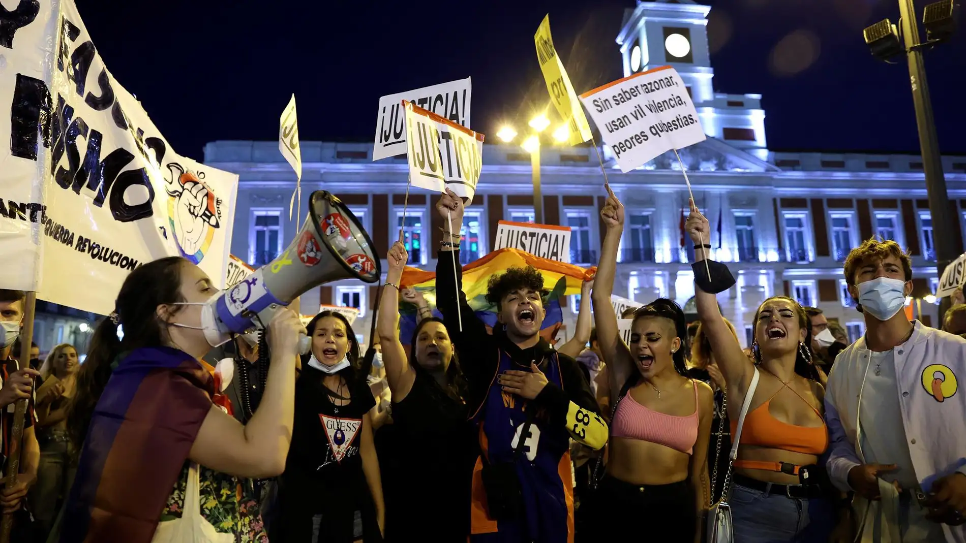 Cientos de jóvenes se concentran en la Puerta del Sol para denunciar las agresiones homófobas