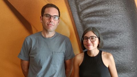 Samuel M. Delgado y Helena Gir&oacute;n, directores de 'Eles transportan a morte', en la Mostra de Venecia 2021