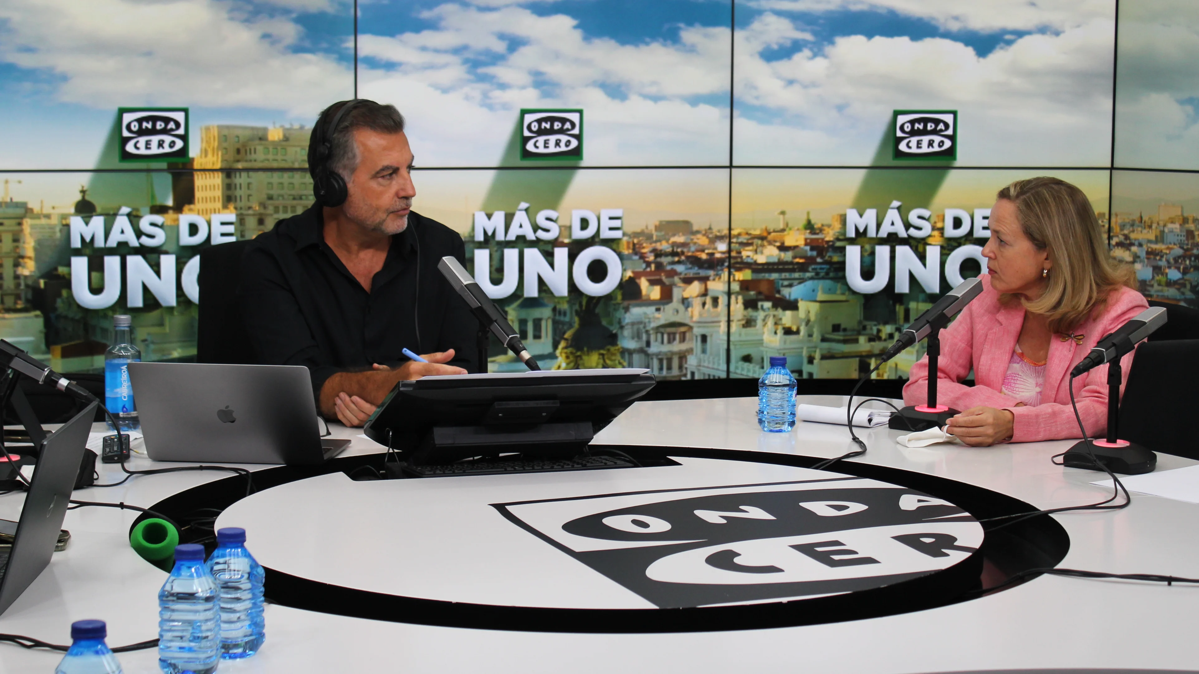 Nadia Calviño con Carlos Alsina en 'Más de uno' Nadia Calviño con Carlos Alsina en 'Más de uno'