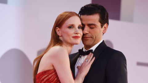 Jessica Chastain y Oscar Isaac posan en la alfombra roja de la Mostra de Venecia 2021, donde presentan 'Secretos de un matrimonio'