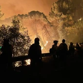 El incendio de Sierra Bermeja obliga a desalojar a 400 vecinos El incendio de Sierra Bermeja obliga a desalojar a 400 vecinos