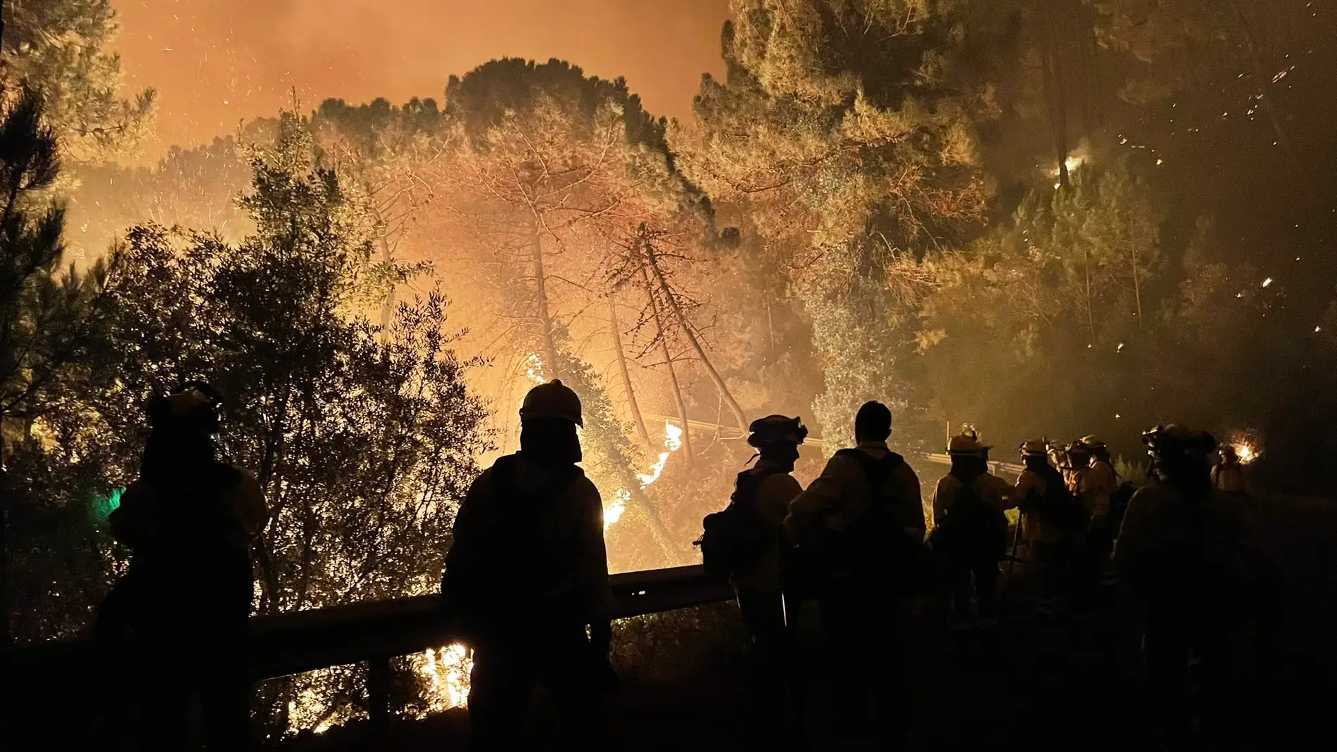 El incendio de Sierra Bermeja obliga a desalojar a 400 vecinos