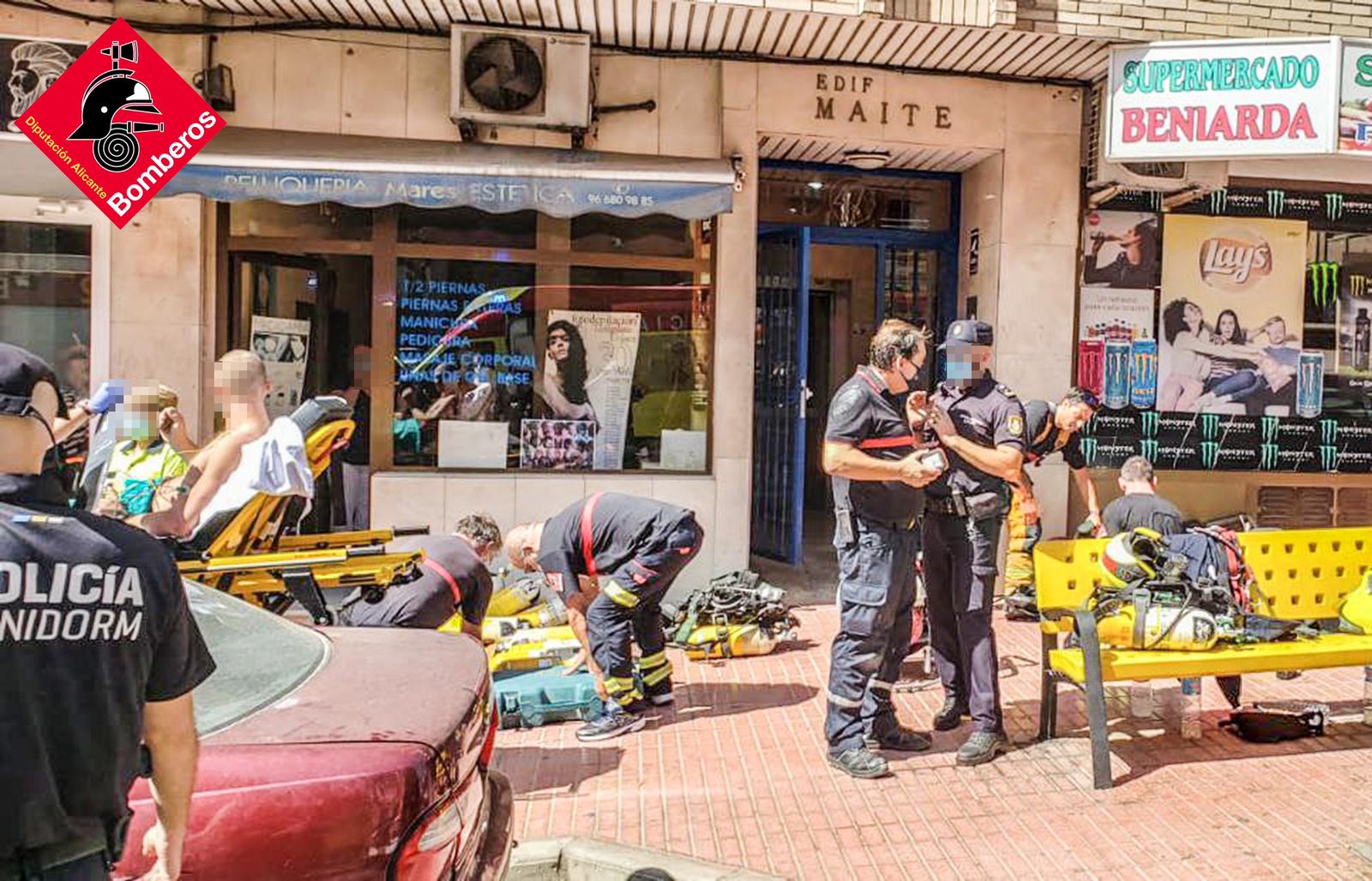 Bomberos del Consorcio rescatan a dos trabajadores intoxicados mientras pintaban un aljibe en Benidorm Bomberos del Consorcio rescatan a dos trabajadores intoxicados mientras pintaban un aljibe en Benidorm