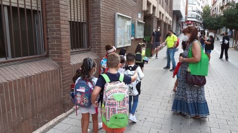 Alumnos entrando en un colegio de Ciudad Real Alumnos entrando en un colegio de Ciudad Real