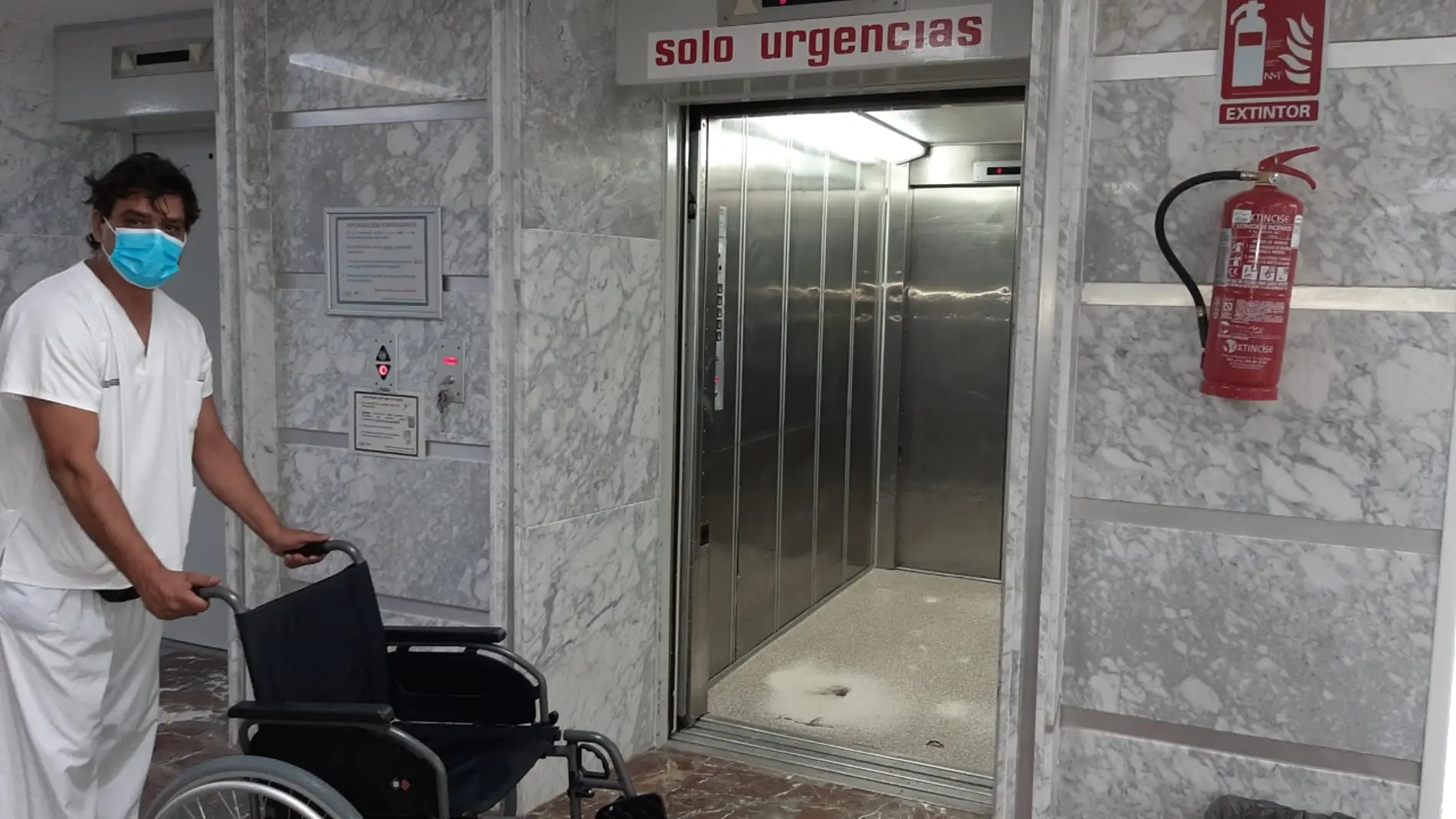 Un sanitario se dispone a acceder a uno de los nuevos ascensores instalados en el Hospital General Universitario de Elche.