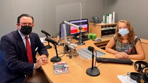El director de ASIMA, Alejandro Sáenz de San Pero, junto a la periodista Elka Dimitrova en la presentación del segundo volumen del libro 'Empresarios con Valor' Asima