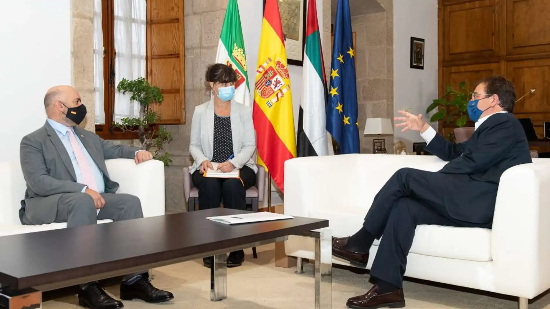 El presidente de la Junta de Extremadura traslada nuestro potencial al embajador de Emiratos árabes Unidos Majid-Al-Suwaidi