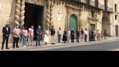 Concentración de la Corporación de Alicante contra la violencia machista Concentración de la Corporación de Alicante contra la violencia machista