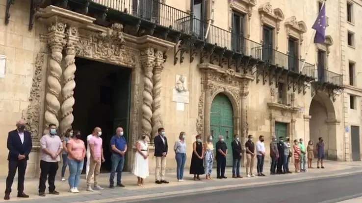 Concentración de la Corporación de Alicante contra la violencia machista Concentración de la Corporación de Alicante contra la violencia machista