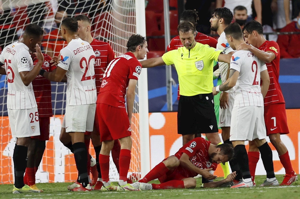 El Sevilla empata ante el Salzburgo en un partido cargado de penaltis El Sevilla empata ante el Salzburgo en un partido cargado de penaltis