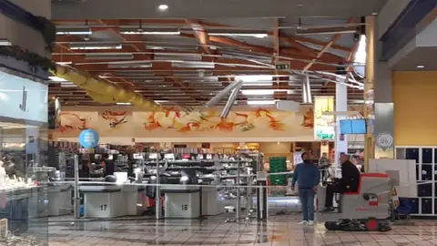 Tienda de Gadis en el Burgo en Culleredo afectada por las lluvias Tienda de Gadis en el Burgo en Culleredo afectada por las lluvias