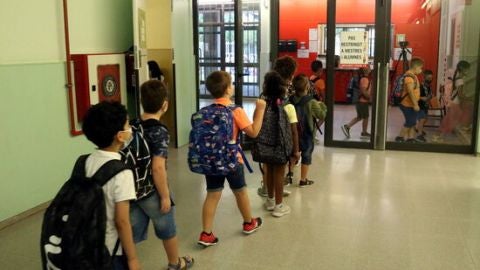 Alumnes entrant a l'escola Frederic God&agrave;s de Lleida