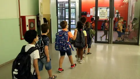 Alumnes entrant a l'escola Frederic Godàs de Lleida Alumnes entrant a l'escola Frederic Godàs de Lleida