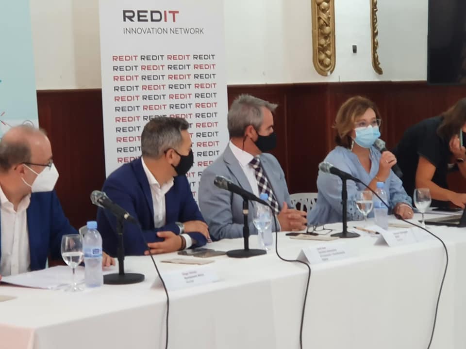La Estrategia de Especialización Inteligente marcará un nuevo modelo económico para la Comunitat Valenciana La Estrategia de Especialización Inteligente marcará un nuevo modelo económico para la Comunitat Valenciana