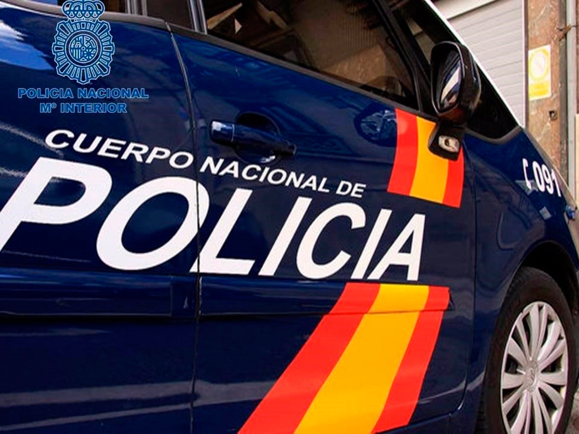 Una mujer da a luz en una calle de Vallecas asistida por dos policías nacionales Una mujer da a luz en una calle de Vallecas asistida por dos policías nacionales