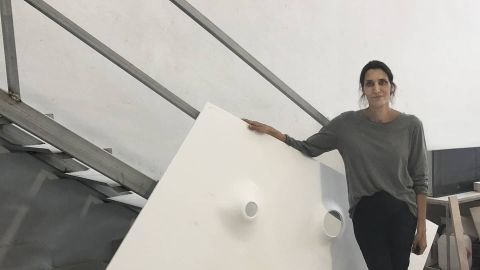 La artista Amparo Sard, doctora en Bellas Artes, posa junto a su obra &#39;Autotomía&#39;