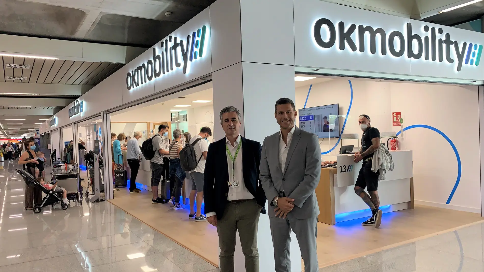 El CEO de OK Mobility, Othman Ktiri y el Director de Son Sant Joan, Tomás Melgar en la inauguración de la nueva oficina de OK Mobility ubicada en la terminal del aeropuerto de Palma. 