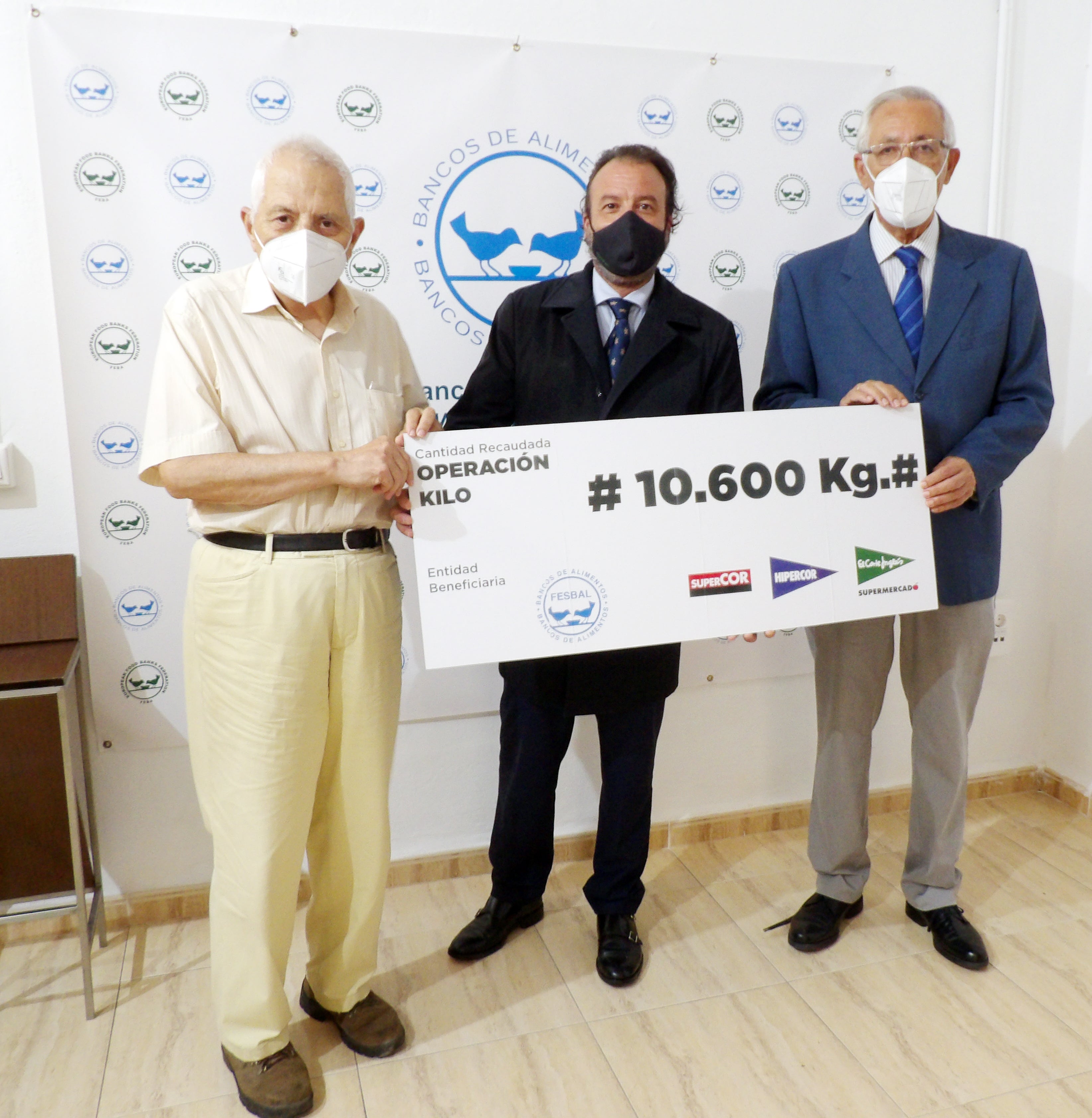 El director de Comunicación y Relaciones Institucionales de El Corte Inglés entrega 10.600 kilos de alimentos recogidos por la cadena en Córdoba El director de Comunicación y Relaciones Institucionales de El Corte Inglés entrega 10.600 kilos de alimentos recogidos por la cadena en Córdoba