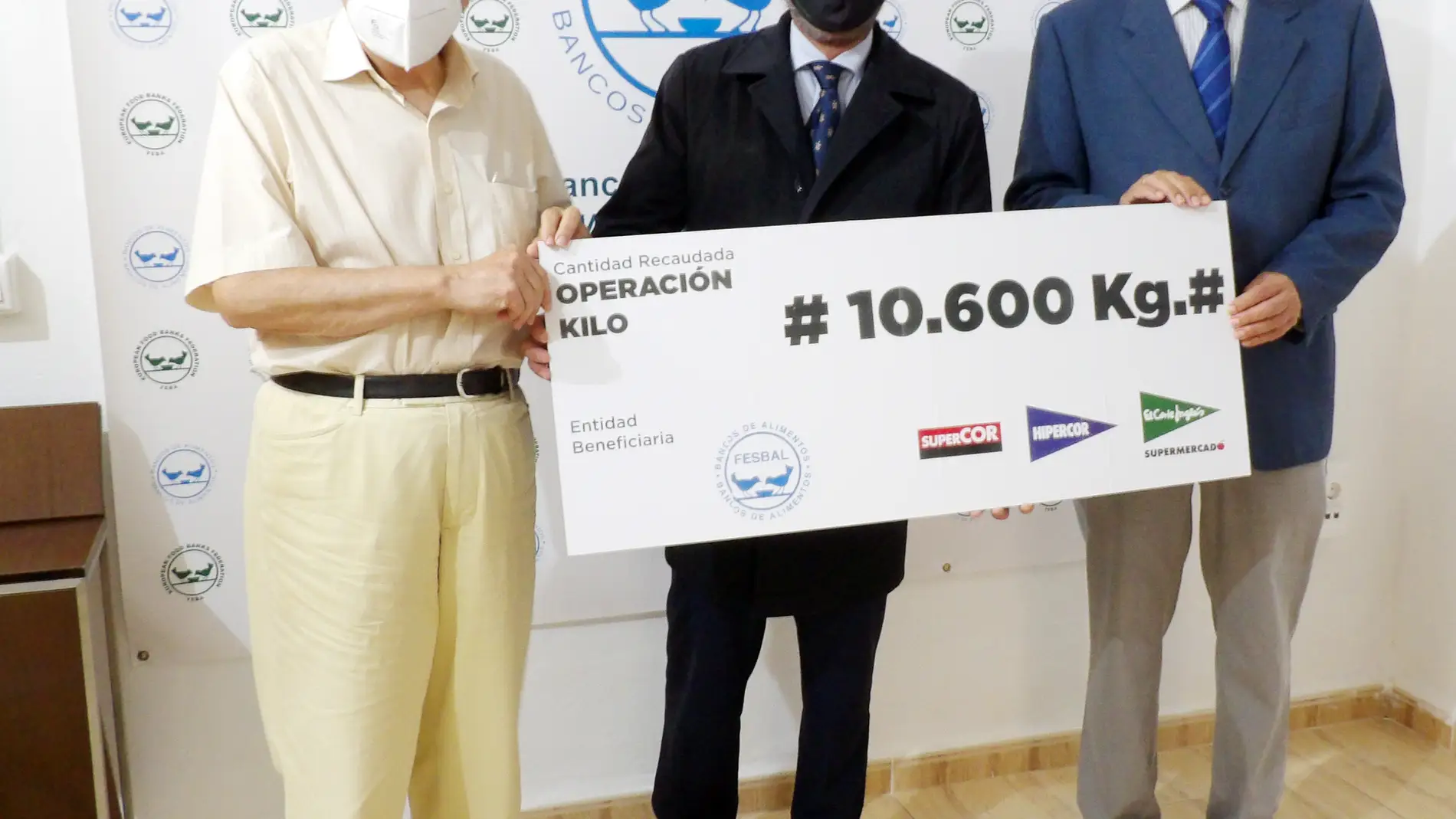 El director de Comunicación y Relaciones Institucionales de El Corte Inglés entrega 10.600 kilos de alimentos recogidos por la cadena en Córdoba 