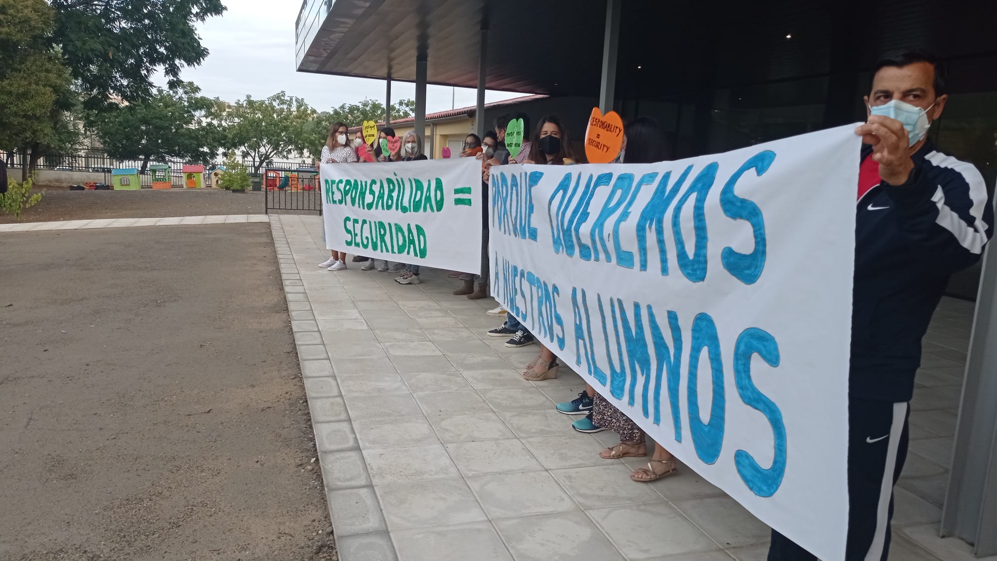 Los profesores del colegio Alba Plata no darán clases a las dos alumnas que acuden sin mascarilla Los profesores del colegio Alba Plata no darán clases a las dos alumnas que acuden sin mascarilla