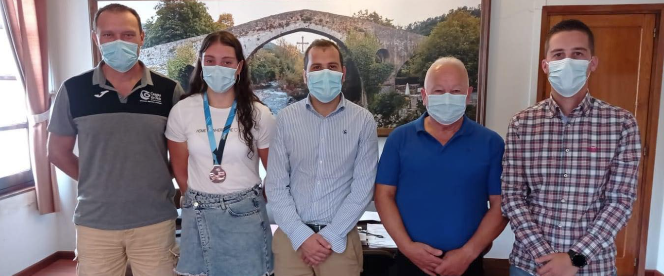 El Ayuntamiento de Cangas de Onís reconoce a la piragüista Carla Corral por sus excelentes resultados El Ayuntamiento de Cangas de Onís reconoce a la piragüista Carla Corral por sus excelentes resultados