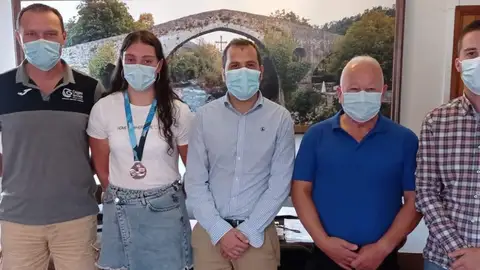 El Ayuntamiento de Cangas de Onís reconoce a la piragüista Carla Corral El Ayuntamiento de Cangas de Onís reconoce a la piragüista Carla Corral