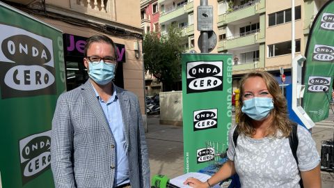 El alcalde de Palma, Jos&eacute; Hila, acompa&ntilde;a a la periodista de Onda Cero Elka Dimitrova en una de las estaciones del servicio municipal de bicicletas de Palma