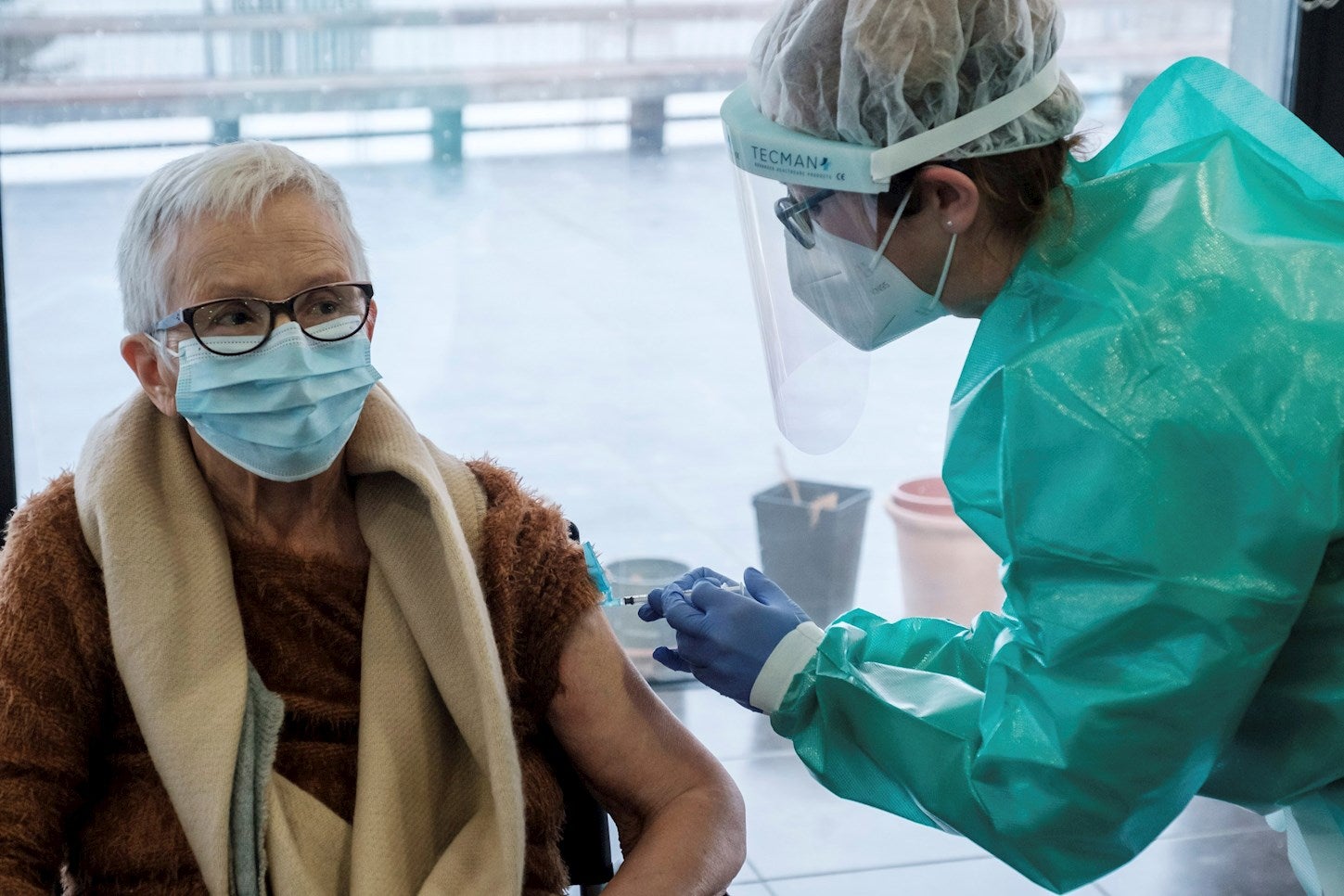 Sanidad aprueba la tercera dosis de la vacuna a ancianos de residencias y otros pacientes de riesgo Sanidad aprueba la tercera dosis de la vacuna a ancianos de residencias y otros pacientes de riesgo
