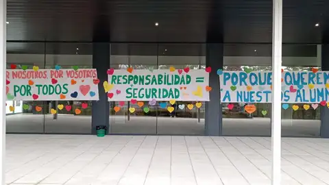 Las dos hermanas del colegio Alba Plata no podrán entrar sin mascarilla en el centro y tendrán "atención educativa" desde casa Las dos hermanas del colegio Alba Plata no podrán entrar sin mascarilla en el centro y tendrán "atención educativa" desde casa