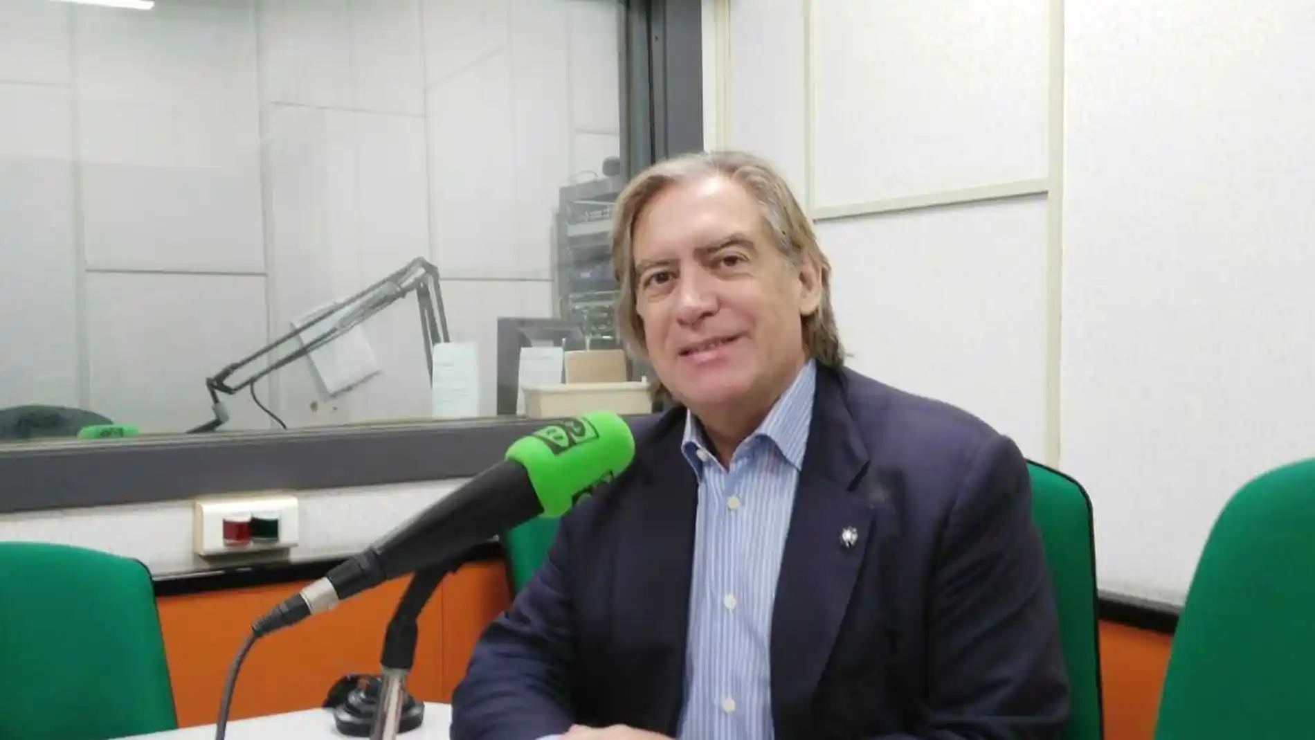 Alberto López-Asenjo en los estudios de Onda Cero Gijón