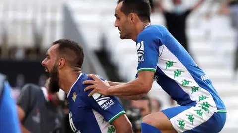 Borja Iglesias celebra un gol con Juanmi Borja Iglesias celebra un gol con Juanmi
